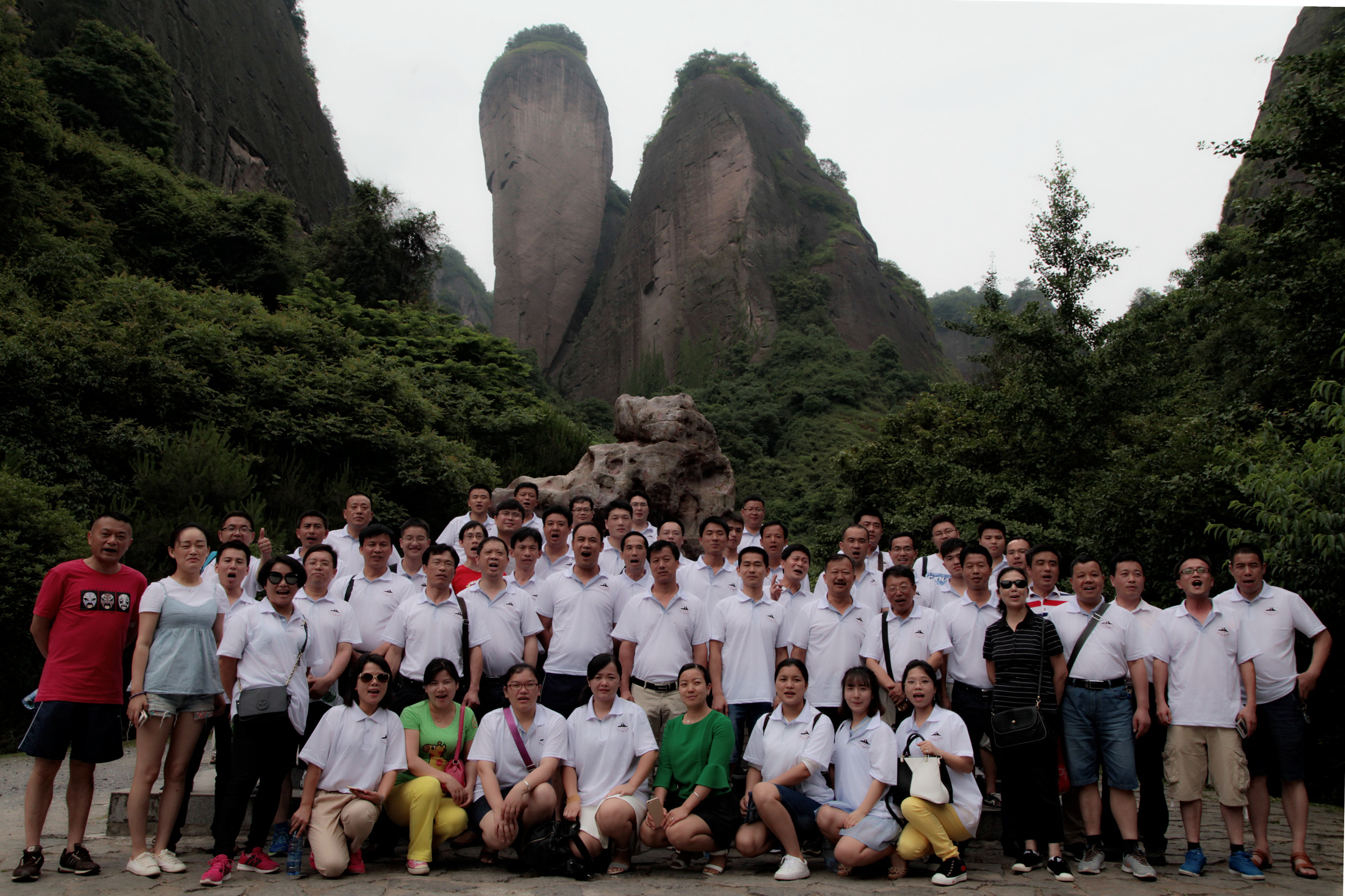 6月11日，全體與會人員游覽了崀山八角寨、辣椒峰景區