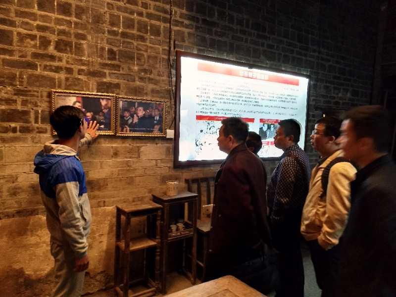 14日晚何斌文副校長陪同專家一行參觀紅色沙洲景區