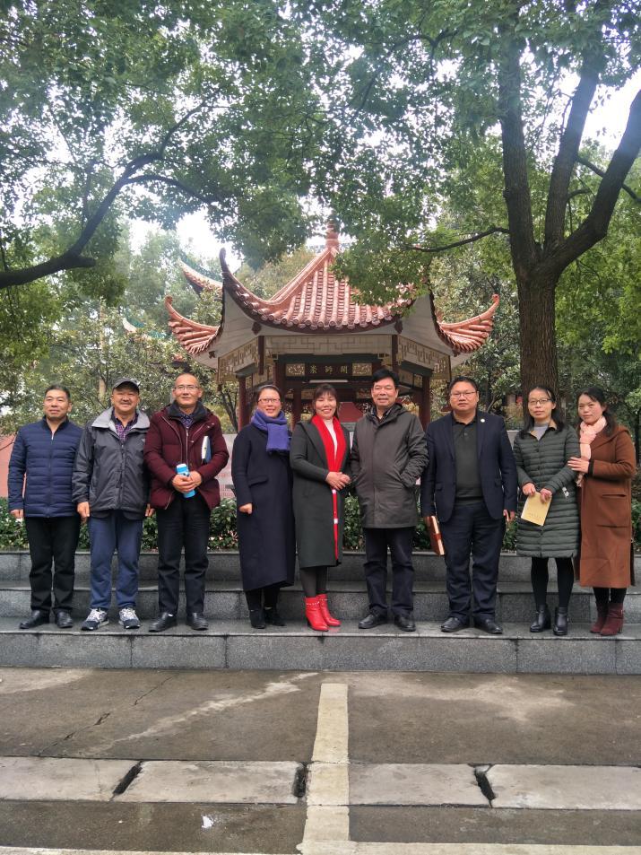湘鄉(xiāng)市一中教學(xué)交流會合影留念
